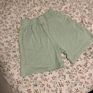 Shorts  - Ett par lite längre shorts från Gina Tricot i storlek s .  Bra skick 