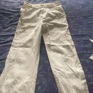 Cargo jeans  - Hej det är så stor för mig det är storlek 42  och jag avets dina byxor typ 2 gånger hoppas det kommer att sälja snart ☺️
