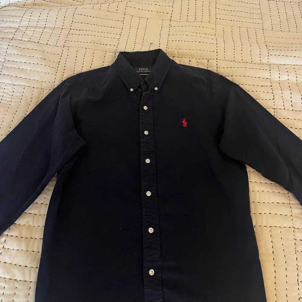 Ralph lauren skjorta i strlk S -Slim fit, skjortan är i mycket bra skick utan några som hälst defekter. Priset är hugget i sten🪨⛏️. Skjortor.