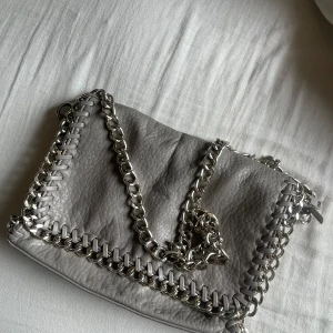 Tiamo väska - Säljer min fina Tiamo väska då jag inte får användning av den. Väskan har inga defekter och är i jätte fint skick. Super bra till både vardags och till finare tillställningar!