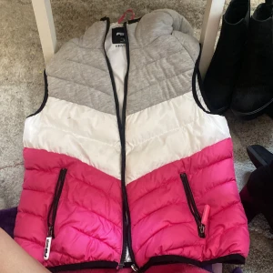 Väst - En rosa grå o vit väst, super fin o inte trasig nån stans, haft den i kanske ett och ett halvt år men  använd 20 gången Max 