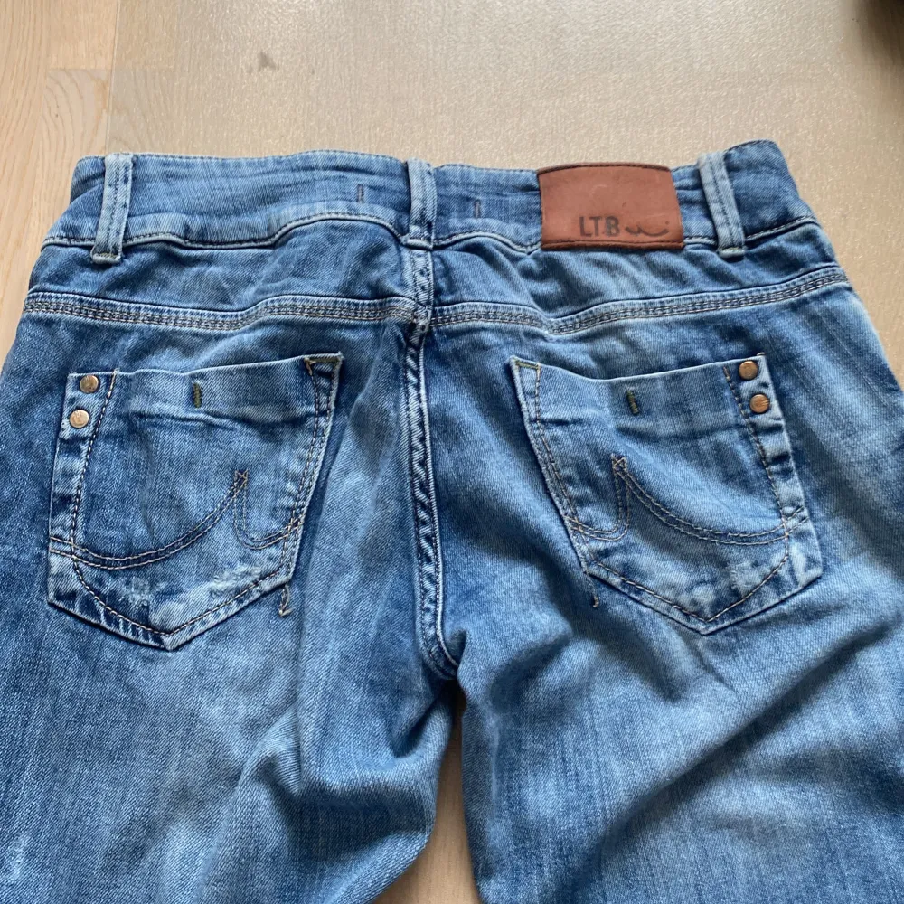 Säljer dessa ltb jeans med snygga fickor för att dem har blivit för små. Dem är i bra skick men har lite ”slitmärken” på låren, dem är köpta på Sellpy. . Jeans & Byxor.