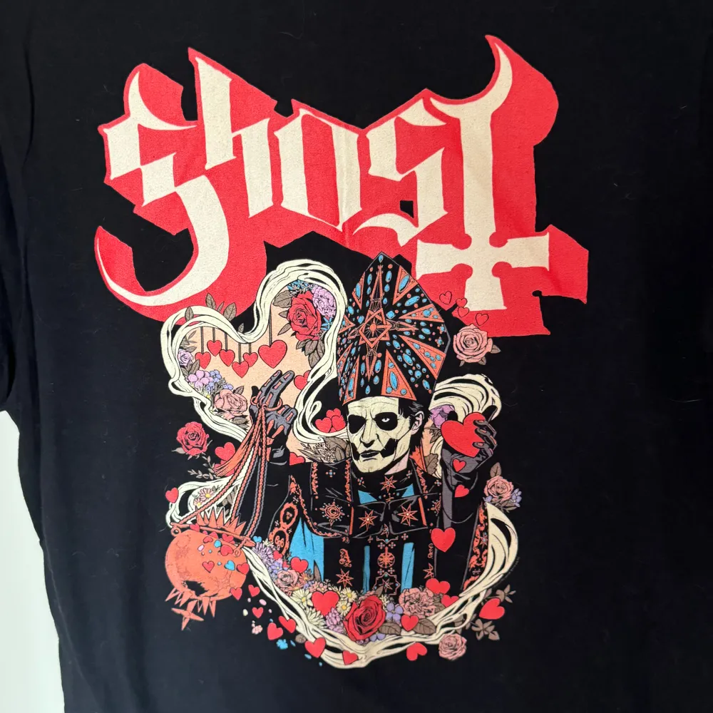 Ghost bandtröja säljes. Köptes på EMP under alla hjärtans dag. Så var en exklusiv tröja. Använt 1 gång starka färger. Unisex S.  Katter finns i hemmet. T-shirts.