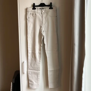 Beigea jeans - Beigea jeans/jeggins från bikbok!