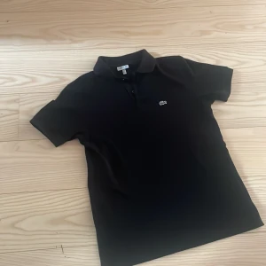 Lacoste pike - säljer denna jättefina lacoste pike som är i gott skick!
