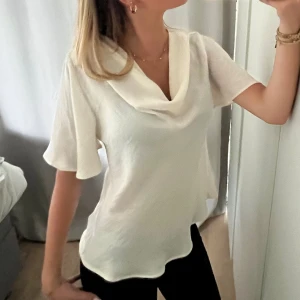 Satin topp - Väldigt fin topp i glansigt satin material🥰 Sitter lite stort på mig som har XS/S🤗