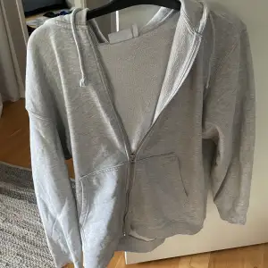 Grå zip hoodie näst intill oanvänd med mycket bra kvalitet och bra passform Storlek M 