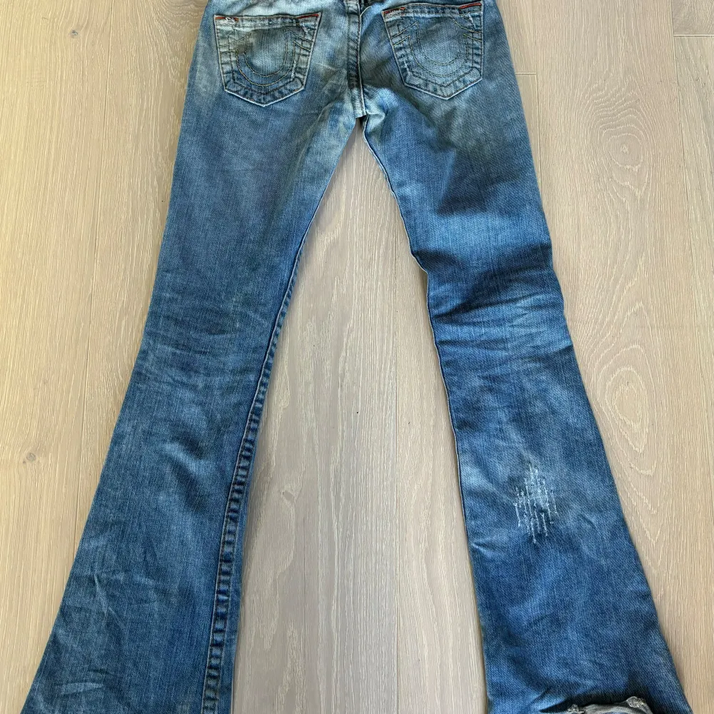 Säljer dessa snygga bootcut jeans från true religion i st w26 som motsvarar ungefär en xs-s Innerbenslängden är ca 83 cm 💗 Midjemåttet är ca 37 cm rakt över 💗. Farkut & Housut.
