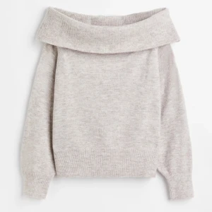 Off-shoulder stickad tröja h&m - Säljer denna slutsålda stickade tröjan. Perfekt till hösten och vintern!🍁🍁Bra skick. Passar xs-m skulle jag säga.💗