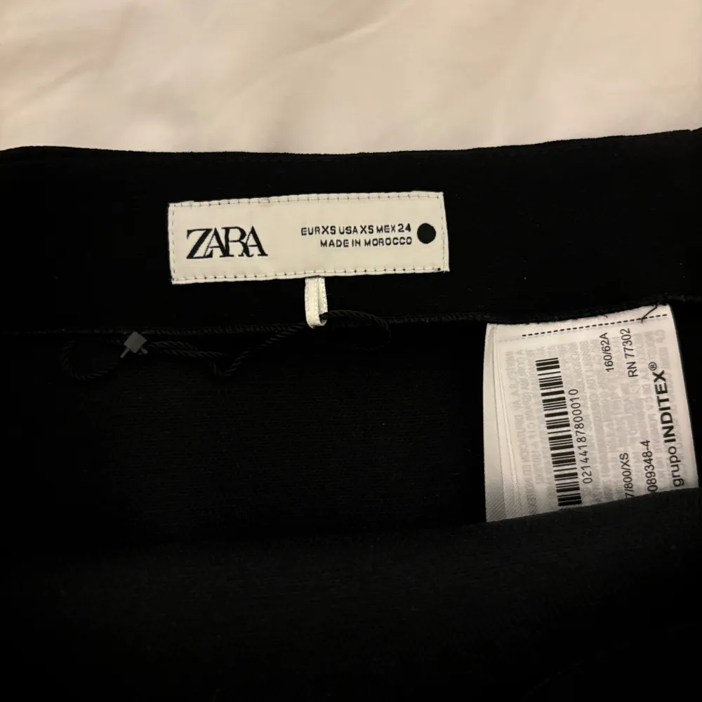 Jättefin kjol från zara. Inte använd. Strl xs. Pris 100 kr❤️. Hameet.