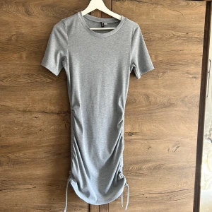 Klänning  - Klänning från H&M, använd cirka 2ggr så är som ny. Den är justerbar på sidorna 