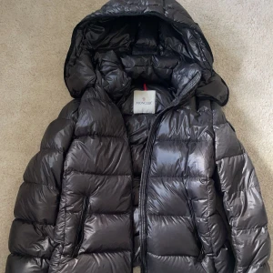 Moncler maya jacka  - Jättefin Moncler jacka i modellen berra som liknar modellen maya. Den är i storlek S men passar även M. Jackan är i toppen skick och qr kod finns, står även registrerad på monclers hemsida💕priset kan diskuteras 