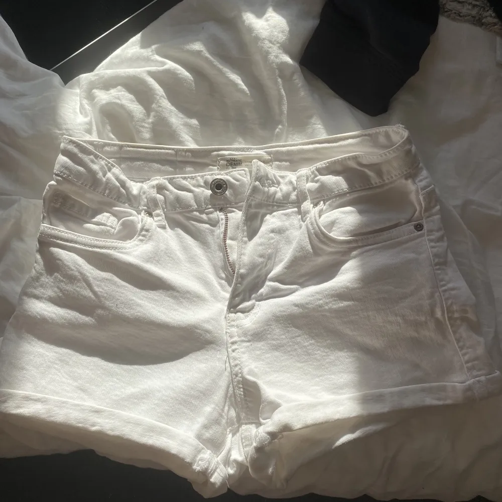 Vita shorts från zara. Midjemått 34cm☺️. Shorts.