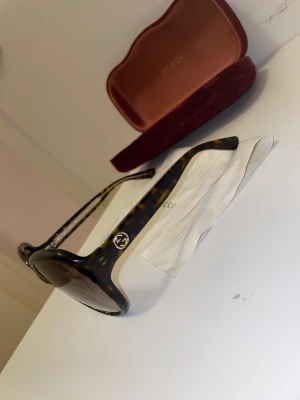 Gucci solglasögon - Säljer ett par Gucci glasögon (äkta) som inte kommit till stor användning. Fodral medföljer 