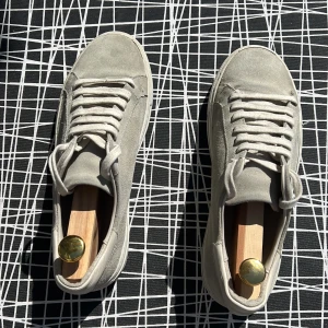 Arigato clean 90 grå - Säljer nu mina arigatos eftersom de är för små. Skicket är 7/10 på grund av att skosnörena är lite slitna. Kommer bara med skorna. Köpare står för frakt. Skriv vid frågor och funderingar.