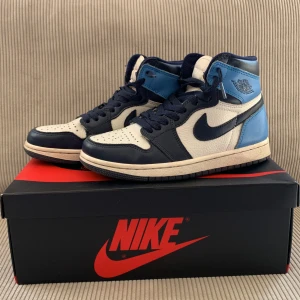 Jordan 1, obsidians - Säljer ett par Jordan 1 obsidian, då de blivit försmå, det är bra skick, ungefär 8/10. Hör av dig vid funderingar. Tar emot byten.