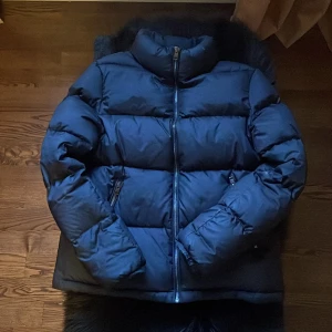 Tommy hilfiger Denim jacka - En jacka i bra skick, använd några gånger men ser bra ut ändå.  Pris kan diskuteras 