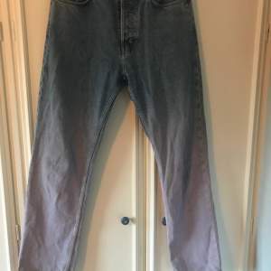Weekday jeans med lila färg nertill som är low till midwaist! Dem är knappt använda och är i superbra skick!