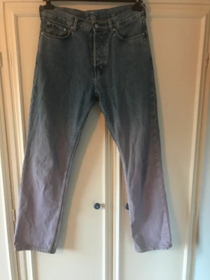 Weekday jeans  - Weekday jeans med lila färg nertill som är low till midwaist! Dem är knappt använda och är i superbra skick!