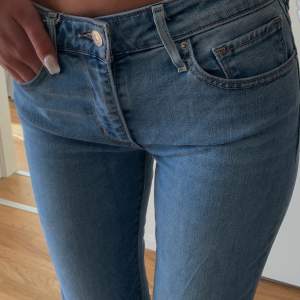 Jättesnygga lågmidjade Levis jeans i modellen ”712 slim” strl 27. Köpta för ett par år sen och använda ett fåtal ggr, säljer pga får ingen användning av de💙 Nypris ca 1090kr