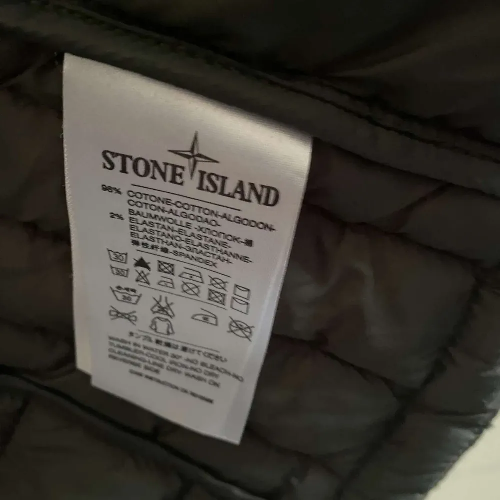 Säljer min stone island jacka som är i storlek L men passar även M. Mycket bra skick, endast använd ett fåtal gånger. För mer bilder skriv gärna! Kan mötas upp i Sthlm och även posta!. Jackor.