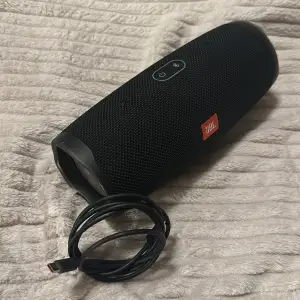 Jag säljer min Jbl charge 4, då ja köpt en ny högtalare. Har då ingen användning av denna. Haft den i cirka 1 år, bra skick med mycket bra ljud. Möjligen en lite repa på sidan av högtalaren, men inget man lägger märke till. 