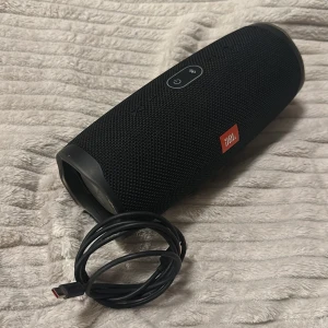 Jbl charge 4  - Jag säljer min Jbl charge 4, då ja köpt en ny högtalare. Har då ingen användning av denna. Haft den i cirka 1 år, bra skick med mycket bra ljud. Möjligen en lite repa på sidan av högtalaren, men inget man lägger märke till. 