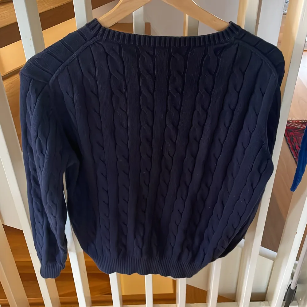 Marinblå gant tröja i snyggt stickat mönster. Använd men inget man märker överhuvudtaget. Skulle uppskatta storleken till XS. 15-17 är lämplig ålder. Tröjor & Koftor.