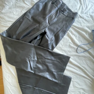 Skinnbyxor  - Första bilden: Svarta skinnbyxor från madlady i storlek XS, använda ganska mycket men inga defekter  Andra bilden: Gröna skinnbyxor från bikbok i storlek 34, endast använda 1gång (priset visar för ett par, båda byxorna kan köpas tillsammans för 400+frakt)