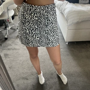 kjol  - helt ny kjol från na-kd i storlek xs, inga defekter på den eller så💗 jag är 165 till referens men den går och ha längre ner också, kan frakta och skicka bättre bilder!