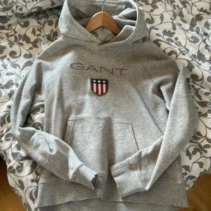 Gant Hoodie  - Gant Hoodie i väldigt bra skick. Storlek 170 o passar väldigt bra om man har xs/s i storlek