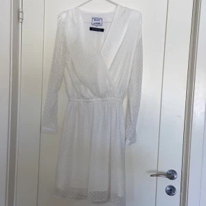 Söt klänning - Hej! Jag säljer min super söta vita klänning som är för liten för mig. Den är i storlek XS men passar nog en S. Märket är Daisy grace. 💕