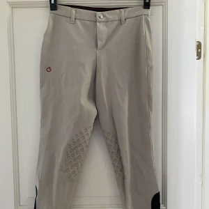 Cavalleria Toscana ridbyxor  - Säljer ett par cavalleria Toscana ridbyxor i storlek 14, passar nån som bär xs/s. De är enbart använda på tävling under ca två års tid, utöver de fläckarna som är på bilden & att de är lite missfärgat vi silikonet vid knäna är de väldigt fina och bekväma🤗