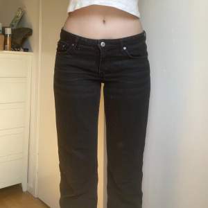 Säljer dessa superfina lågmidjade jeans från weekday då de är för korta på mig (är ca 180cm) De är straight i modellen Arrow. Jag har själv sprättat upp benen för att de ska bli längre. Mått: total längd 102cm, innerbernslängd 78cm, midja (rakt över)40cm 