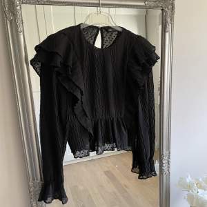 Svart blus från ZARA. Armarna och rygg är transparenta. Knappt använd så den är i fint skick 🤍