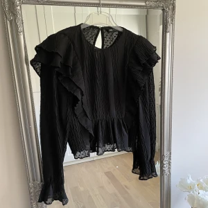 Blus - Svart blus från ZARA. Armarna och rygg är transparenta. Knappt använd så den är i fint skick 🤍