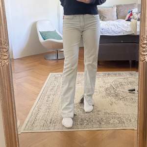 Ljusa jeans perfekt till sommaren! Midwaist med raka ben, slits i botten🌷 Midja (rakt över) - 43 cm Gylfområde - 25 cm Innerben - 83 cm