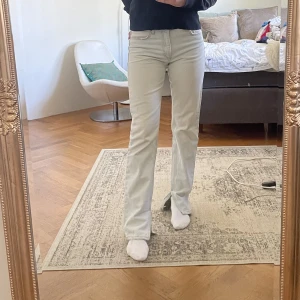 Ljusa jeans - Ljusa jeans perfekt till sommaren! Midwaist med raka ben, slits i botten🌷 Midja (rakt över) - 43 cm Gylfområde - 25 cm Innerben - 83 cm