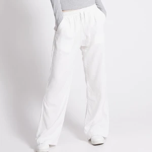 vita linnebyxor  - linnebyxor från lager 157 som är slutsålda 🫶 bra skick! de behöver verkligen strykas på bilderna förlåt hahah, skriv privat för fulla bilder 🫶