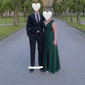 Balklänning - Jättefin grön balklänning med slits. Endast använd 1 gång. 💓😍