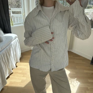 Skjorta  - Vit och randig skjorta köpt second hand i somras😊fint skick!