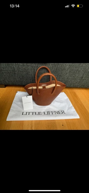 Little Liffner Bag - Väskan från Little Liffner i modellen  Open Tulip Tote Micro. Aldrig använd, skickas med alla lappar samt dustbag.  Inköpt på Wakakuu för 3 749,-