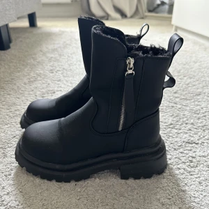 Boots  - Ett par jättefina och bekväma boots i storlek 38. De är aldrig använda. 