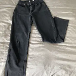 Svarta straight jeans som blivit för små på mig så jag säljer de. Personen på bilden är ungefär 180 cm. Byxorna är i bra skick och redo för sin nya ägare! 