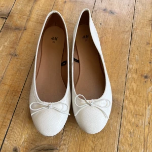 Vita ballerina - Vita ballerina skor, använda väldigt få gånger! Köparen står för frakten :-)