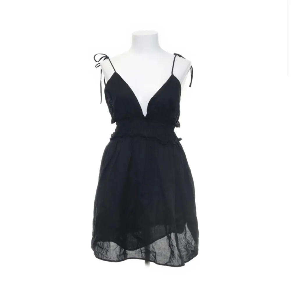 Säljer den här fina zara klänningen eftersom den inte riktigt är min stil. Köpte den på sellpy några veckor sen den är i jätte bra skick❤️. Klänningar.