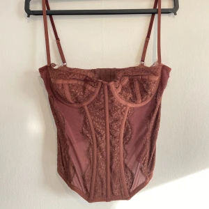 Corset top - Haft på mig den några gånger, sitter jätte fint. 