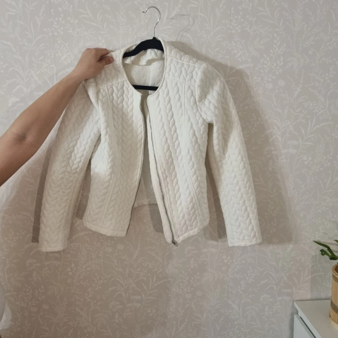 Vit övertröja med dragkedja