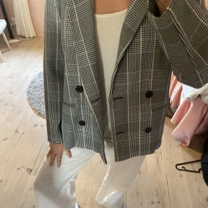 Rutig vårkappa  - Jättefin rutig kappa, använd fåtal gånger, säljs pga att den inte kommit till användning. 