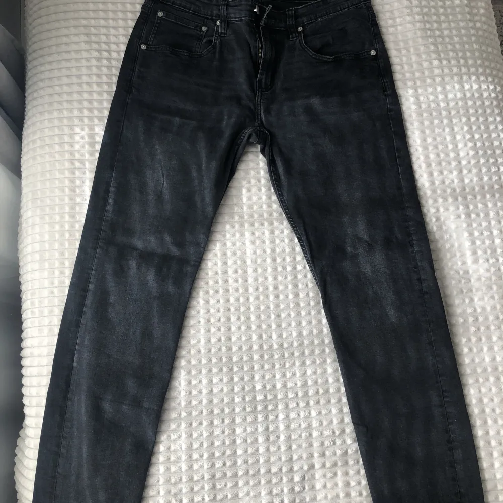 Två par svarta jeans från Lager 157 i topp skick. Ett par kostar 30kr.. Jeans & Byxor.
